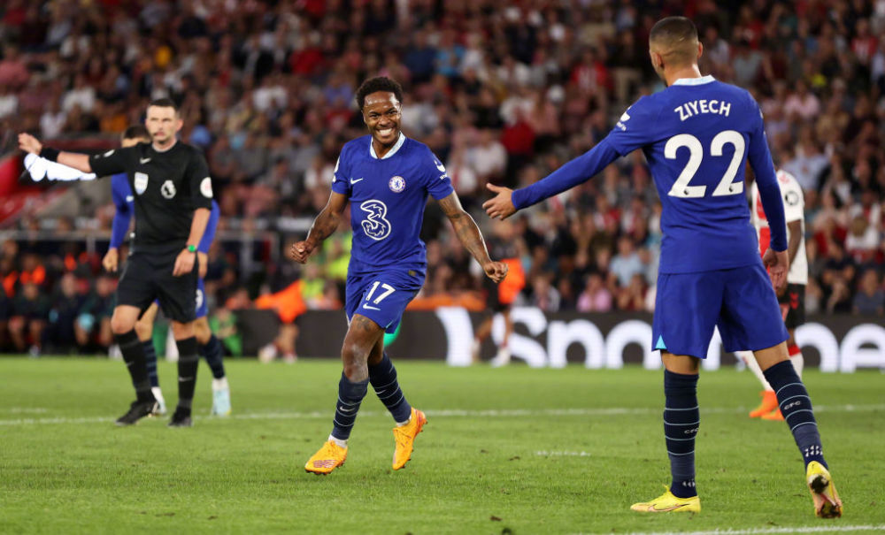 短道速滑世锦赛：刘少昂腿部被冰刀划伤