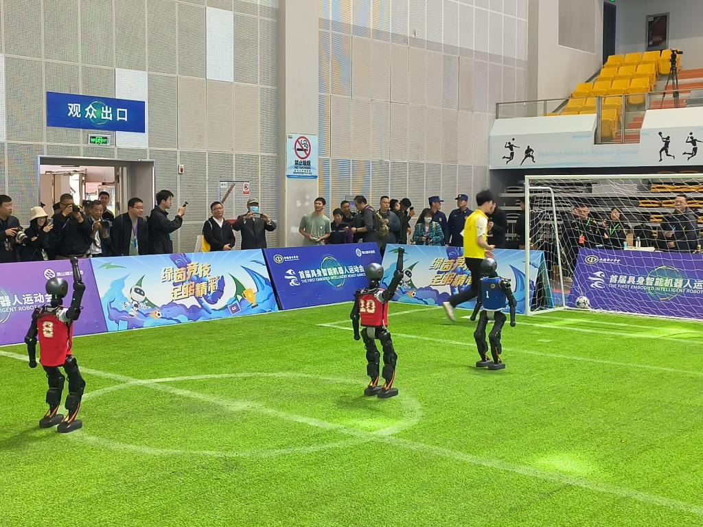 BLG暴打TES却深陷BUG风波！全华班有望世界赛夺冠，TES采访引热议